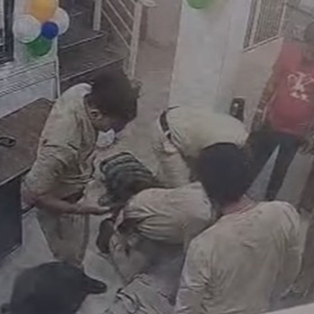 
                 भोपाल के थाने में एएसआई की तबीयत बिगड़ी:तलैया थाने में साथी पुलिस कर्मियों ने सीपीआर देकर बचाई जान 
            