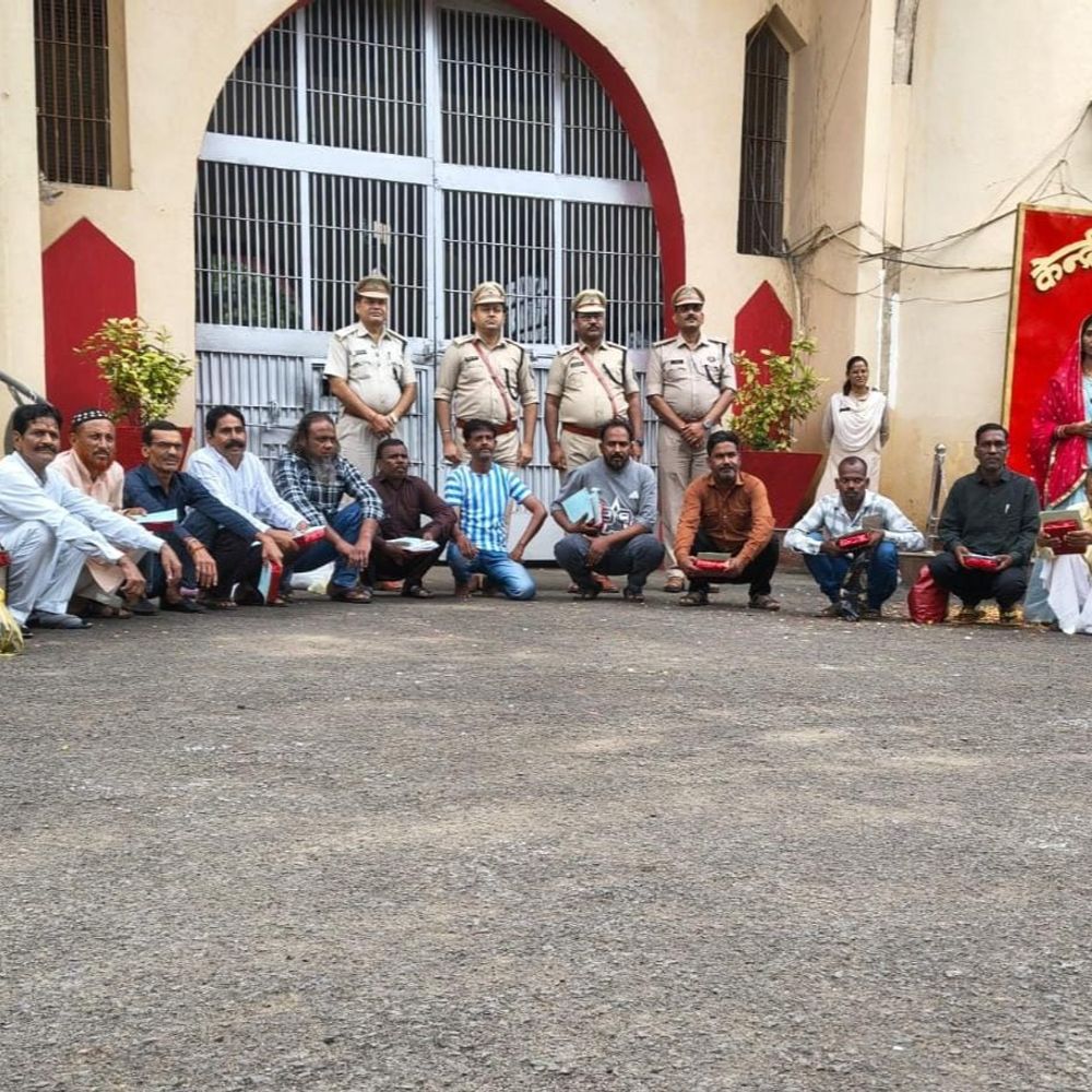 
                 प्रदेश के 115 कैदी स्वतंत्रता दिवस पर हुए रिहा:सबसे अधिक 18 बंदी जबलपुर सर्किल की जेलों से हुए बाहर, 5 महिलाएं भी शामिल 
            