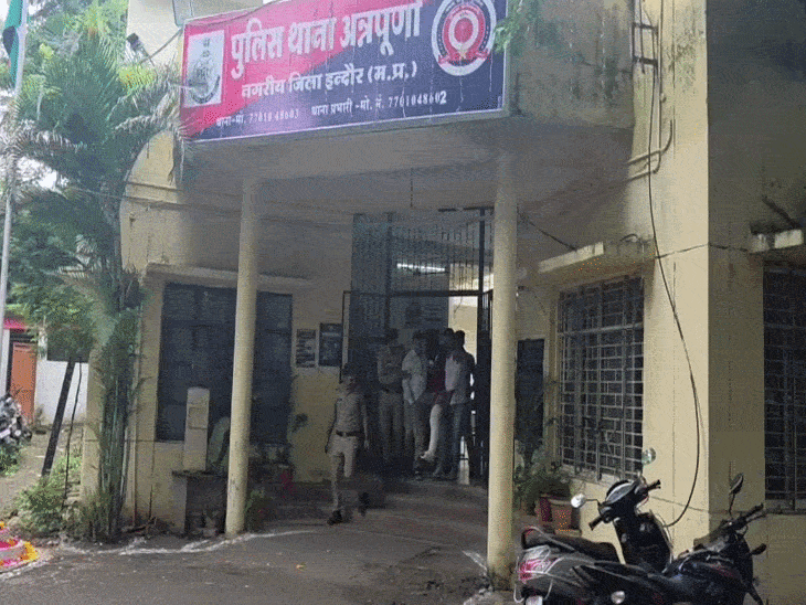 
                 पुलिस को देखकर तीसरी मंजिल से कूदा जिलाबदर लुटेरा:पैर में लगी चोट, अब पुलिसकर्मी उठाकर ले जा रहे; 20 ठिकानों पर दी थी दबिश 
            