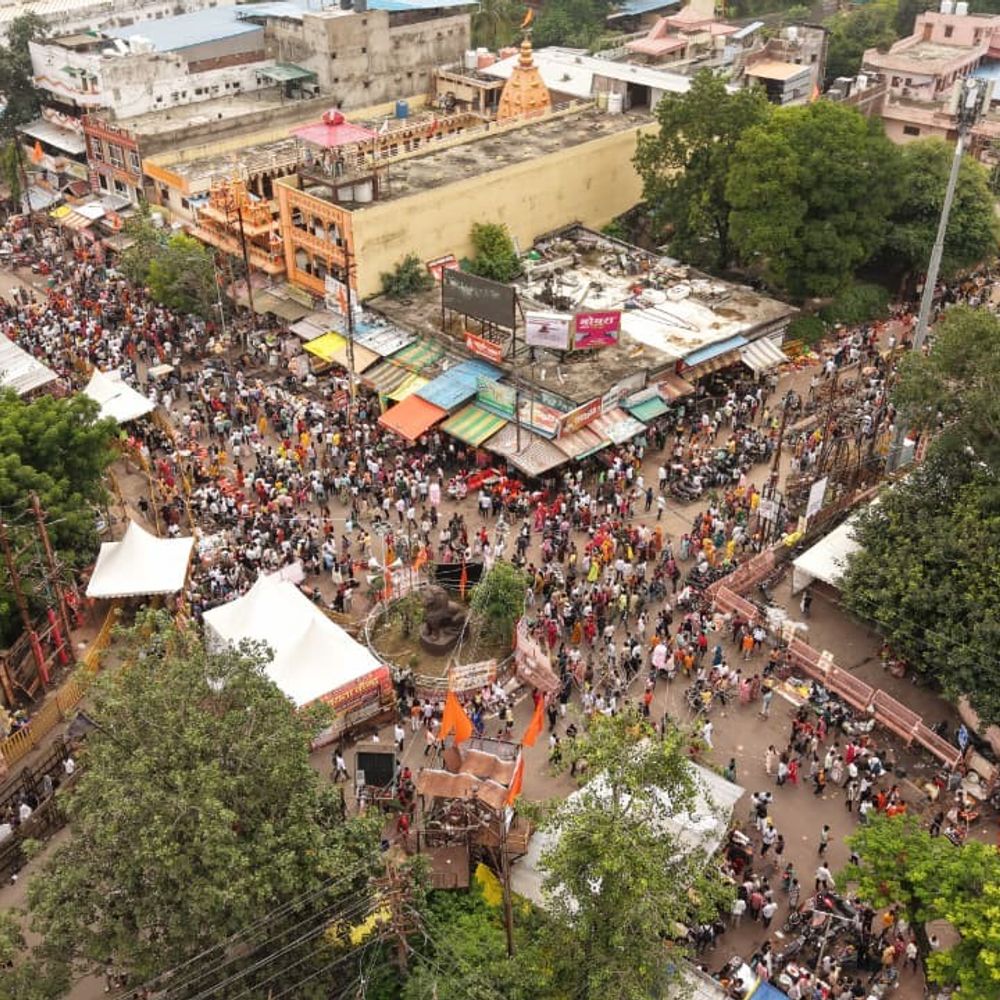 
                 6.57 लाख श्रद्धालुओं ने किए बाबा महाकाल के दर्शन:एक दिन में बिके 122 क्विंटल लड्डू; स्वतंत्रता दिवस पर टिकट से 1.07 करोड़ रुपए की आय 
            