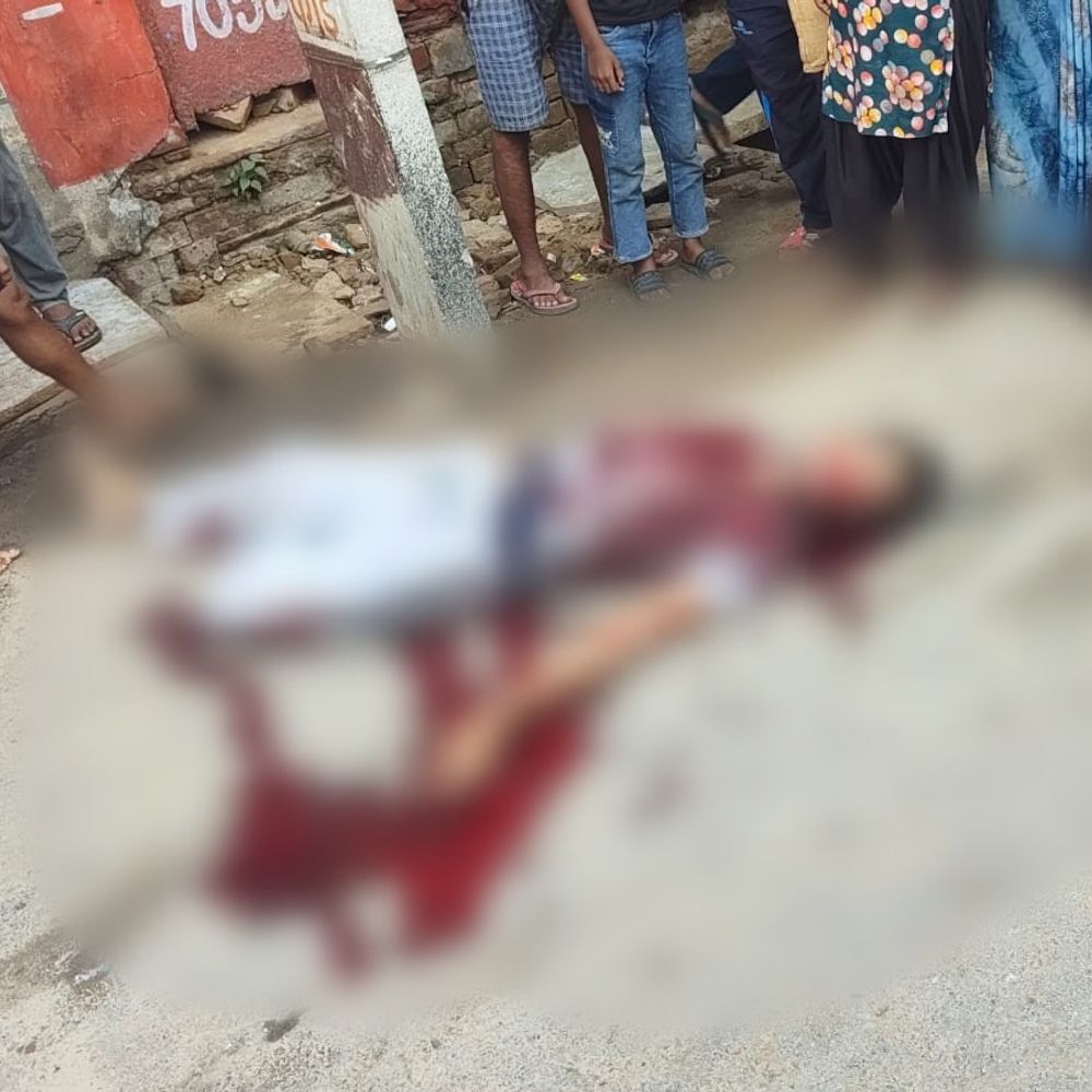 मथुरा में डंपर ने तीन को कुचला, दो की मौत:मां के साथ बाजार गया था, खरीदारी करते समय चपेट में आ गया