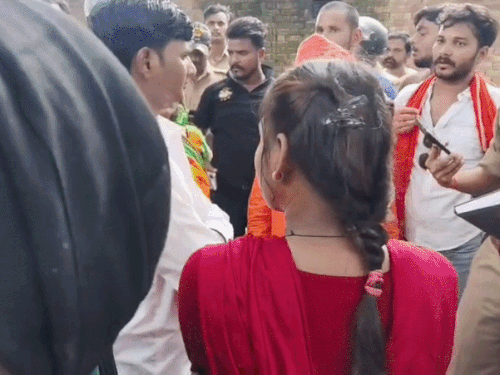 आजमगढ़ में धर्मांतरण का मामला आया सामने:सात महिलाओं के साथ तीन पुरुषों को लिया गया हिरासत में, झाड़ फूंक और पैसे का लालच देकर कर रहे थे धर्मांतरण
