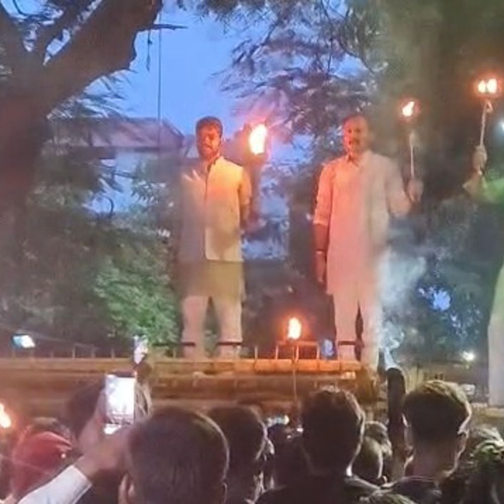 लखनऊ में भाजपा का विरोध प्रदर्शन:मशाल लेकर कांग्रेस कार्यालय राष्ट्रीय गीत गाने निकले , पुलिस ने बैरिकेडिंग लगाकर रोका