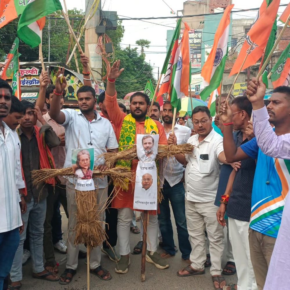 वंदे मातरम को लेकर BJP का कांग्रेस के खिलाफ प्रदर्शन:जहानाबाद में सोनिया गांधी-राहुल गांधी का पुतला फूंका; जिलाध्यक्ष के नेतृत्व में हुई नारेबाजी