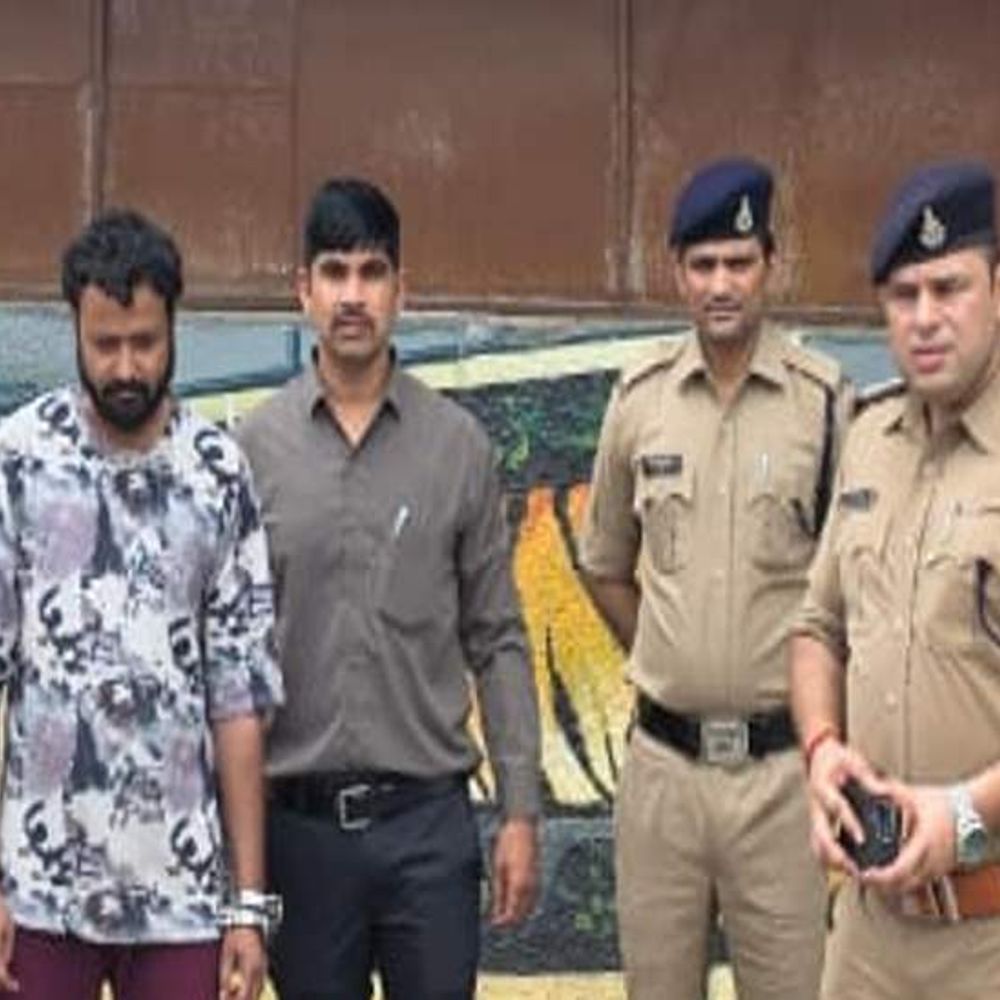 
                 100 ग्राम एमडी के साथ बाइक राइडर पकड़ाया:नाबालिक के साथ करता था तस्करी, ड्राय डे पर अवैध शराब के साथ भी तीन गिरफ्तार 
            