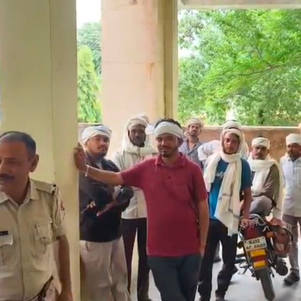 तेज रफ्तार बस ने बाइक को मारी टक्कर:1 युवक की मौत, 1 की हालत गंभीर, पुनाली से घर लौट रहे दोनों दोस्त
