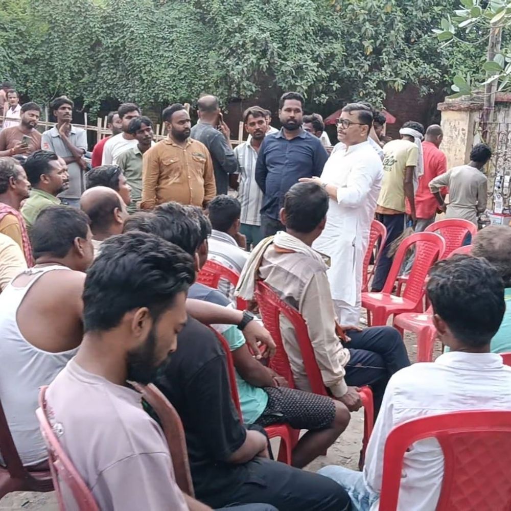कटिहार में फुटपाथ दुकानदारों के लिए वेंडिंग जोन की मांग:RJD नेता ने सैकड़ों दुकानदारों संग की बैठक; पूर्व-पश्चिम दिशा में जगह देने का सुझाव