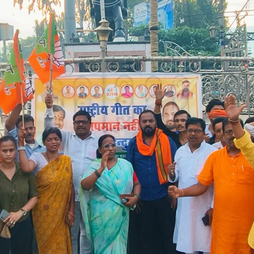 सहरसा में भाजयुमो का आक्रोश मार्च:राष्ट्रगान के दौरान बातचीत के आरोप पर राहुल-सोनिया गांधी का पुतला फूंका; कांग्रेस के खिलाफ नारेबाजी