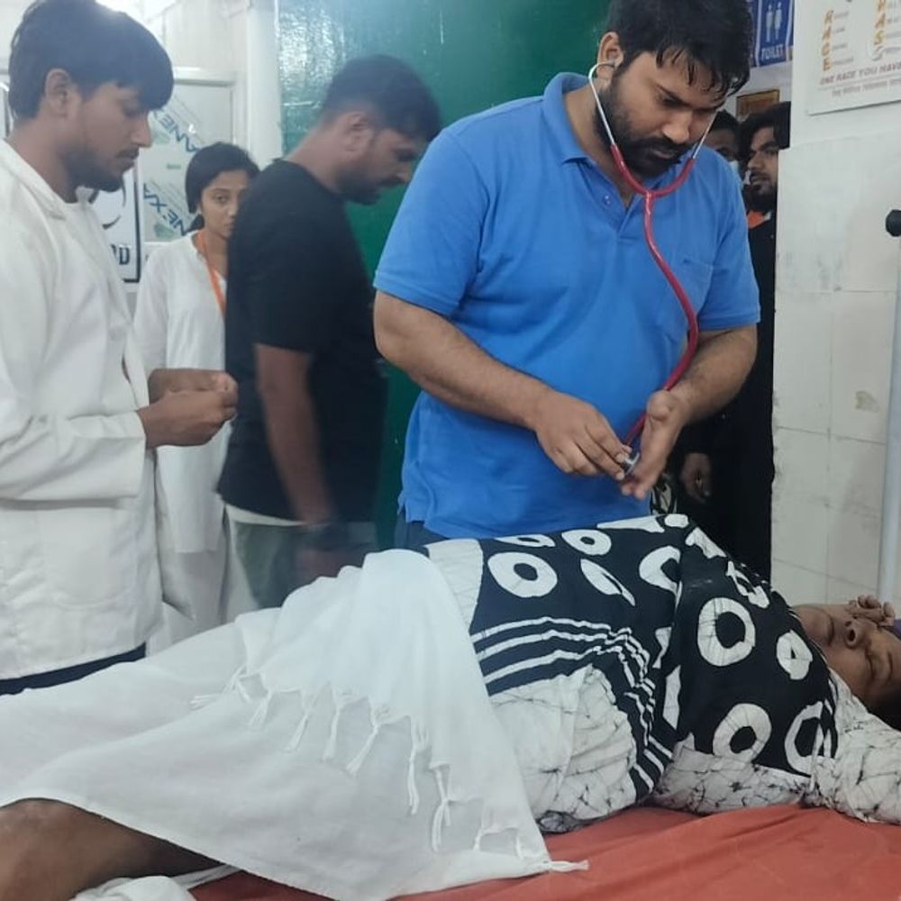 श्रावस्ती पहुंचने से पहले श्रीलंकाई महिला की मौत:बस में सीने में उठा दर्द, बलरामपुर अस्पताल में तोड़ा दम