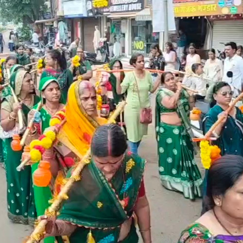 
                 नीमच में कांवड़ यात्रा, 200 श्रद्धालुओं ने किया जलाभिषेक:शहर 'हर-हर महादेव' के जयकारों से गूंजा, मुक्तेश्वर धाम में अनुष्ठान 
            