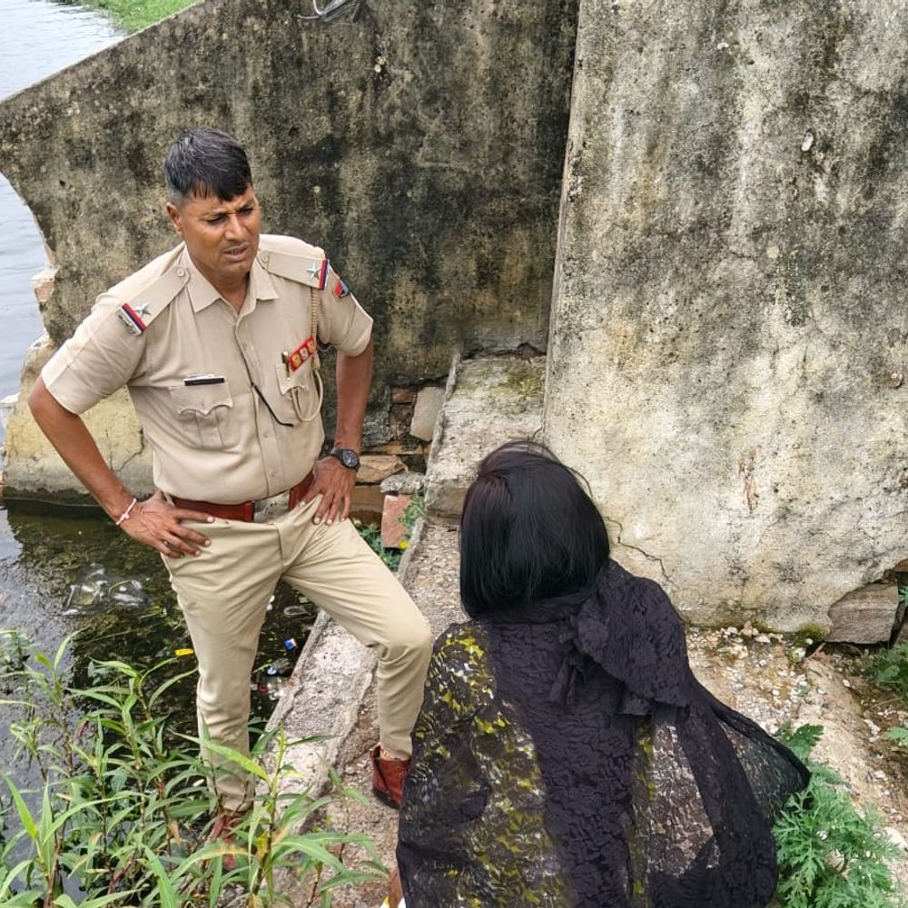 एएसआई ने महिला को आत्महत्या से बचाया:झालावाड़ के खंडिया तालाब में पारिवारिक तनाव के चलते देने गई थी जान
