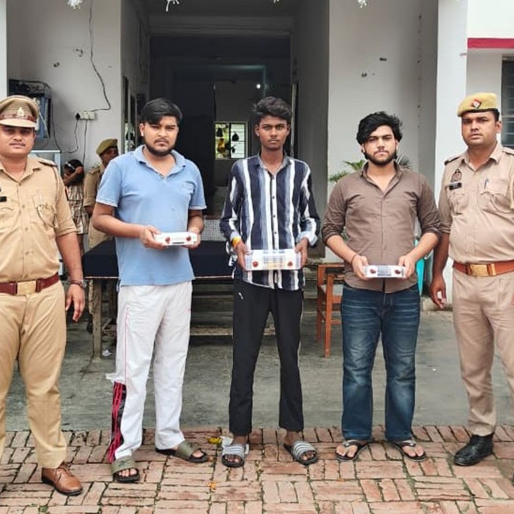 फर्जी विधानसभा पास लगाकर ठगी करने वाले 3 गिरफ्तार:सीतापुर में नौकरी दिलाने के नाम पर धोखाधड़ी, थार कार व फर्जी पास बरामद
