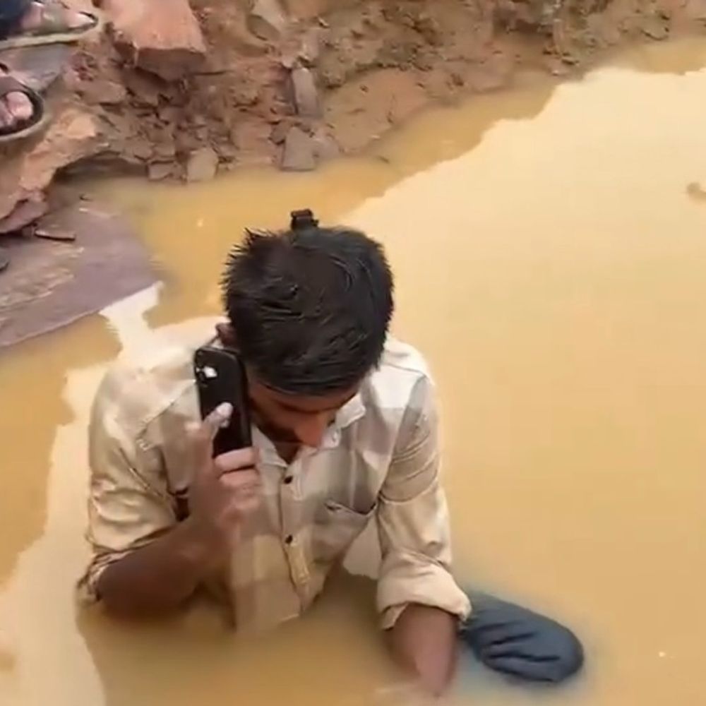 अडानी कंपनी के खिलाफ पानी में आधा डूबकर किसान सत्याग्रह:48 घंटे बाद प्रशासन के आश्वासन पर टूटा अनशन ; देर रात कलेक्टर पहुंचे गुढ़ के अनशन स्थल