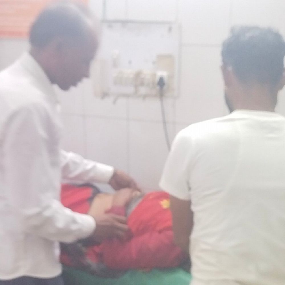 ललितपुर में बाइक से गिरकर महिला की मौत:भतीजे के साथ बाजार गई थी, रेफर के दौरान तोड़ा दम