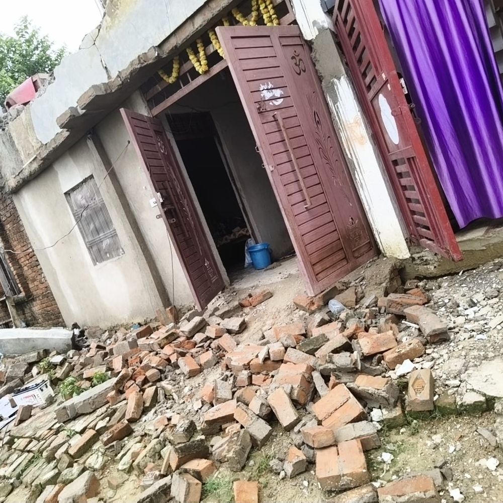 लखनऊ में शौचालय का छज्जा गिरा, व्यक्ति की मौत:सुबह अंदर जाते ही भरभराकर गिरा, नीचे दब गए, डॉक्टरों ने मृत घोषित किया