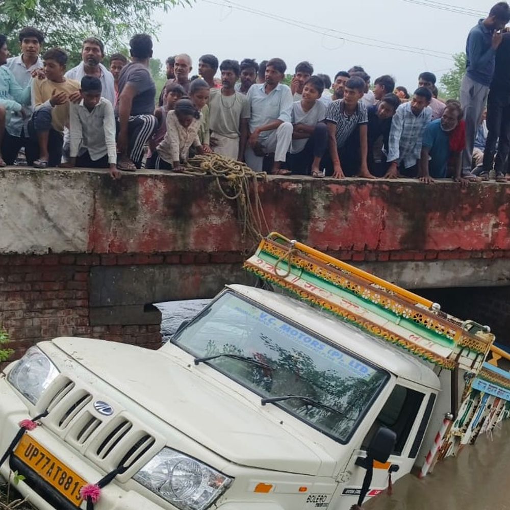 पिकअप रामगंगा नहर में गिरी, कई फंसे:रसूलाबाद में पुलिस ने रेस्क्यू शुरू किया, एक युवक को निकाल कर अस्पताल भेजा