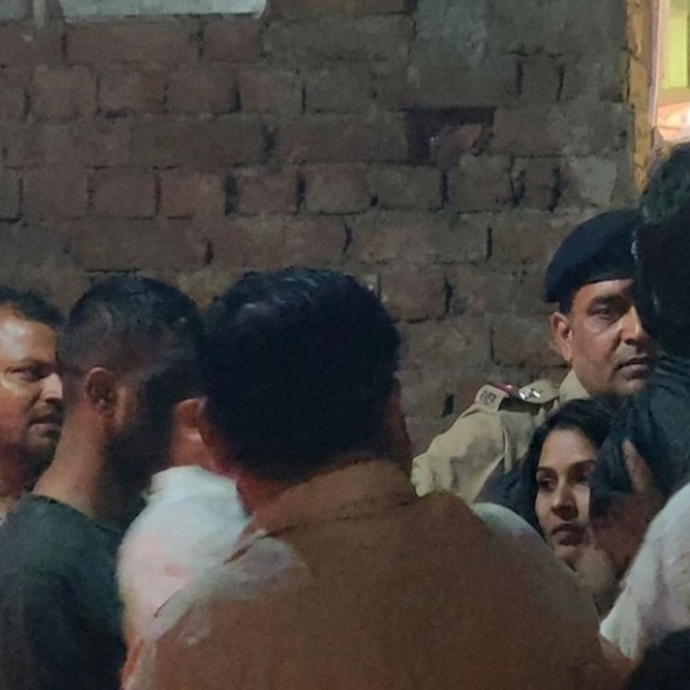 अलीगढ़ मंदिर में दो श्रद्धालु भिड़े:कहासुनी के दौरान युवक पर पीतल का घंटा से किया हमला, सिर फटा