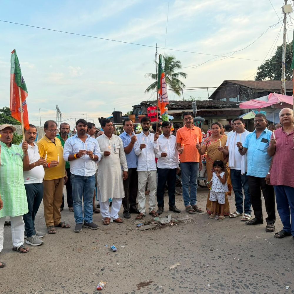 वंदे मातरम् के अपमान का आरोप: नवगछिया में भाजपा और भाजयुमो का कैंडल मार्च, कांग्रेस से माफी की मांग