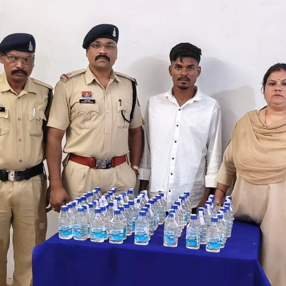 चारामा पुलिस ने अवैध शराब बिक्री पर की कार्रवाई:घर की बाड़ी में जमीन के नीचे छिपाकर रखी थी शराब, 71 पाव जब्त, आरोपी गिरफ्तार