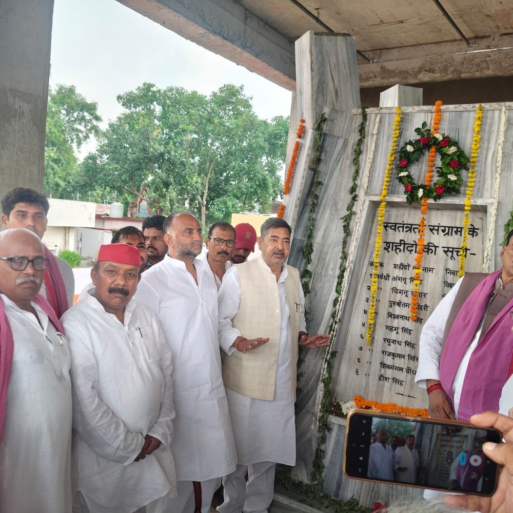 कांड शहीदों को श्रद्धांजलि- सपा सांसद ने उठाए सवाल:चंदौली में मंच के राजनीतिकरण और प्रतिमा स्थापना पर आपत्ति जताई