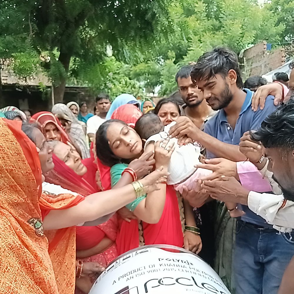 प्रतापगढ़ में 57 घंटे बाद सौरभ का अंतिम संस्कार:चंद्रशेखर रावण ने वीडियो कॉल पर की बात, आपूर्ति विभाग के कंप्यूटर ऑपरेटर की हत्या का मामला