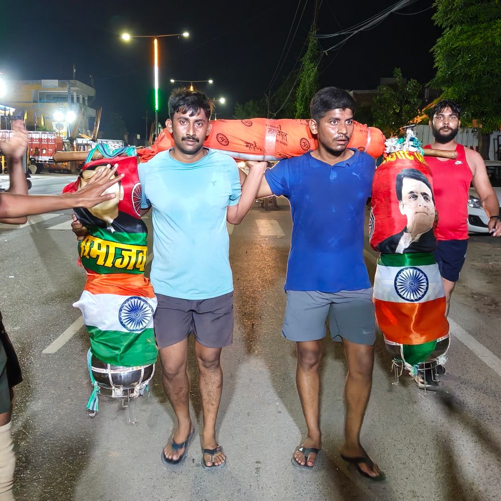 अखिलेश यादव को CM बनाने की मनोकामना:आगरा में 121 किलो की कांवड़ लेकर निकले श्रद्धालु, 160 KM पैदल चले