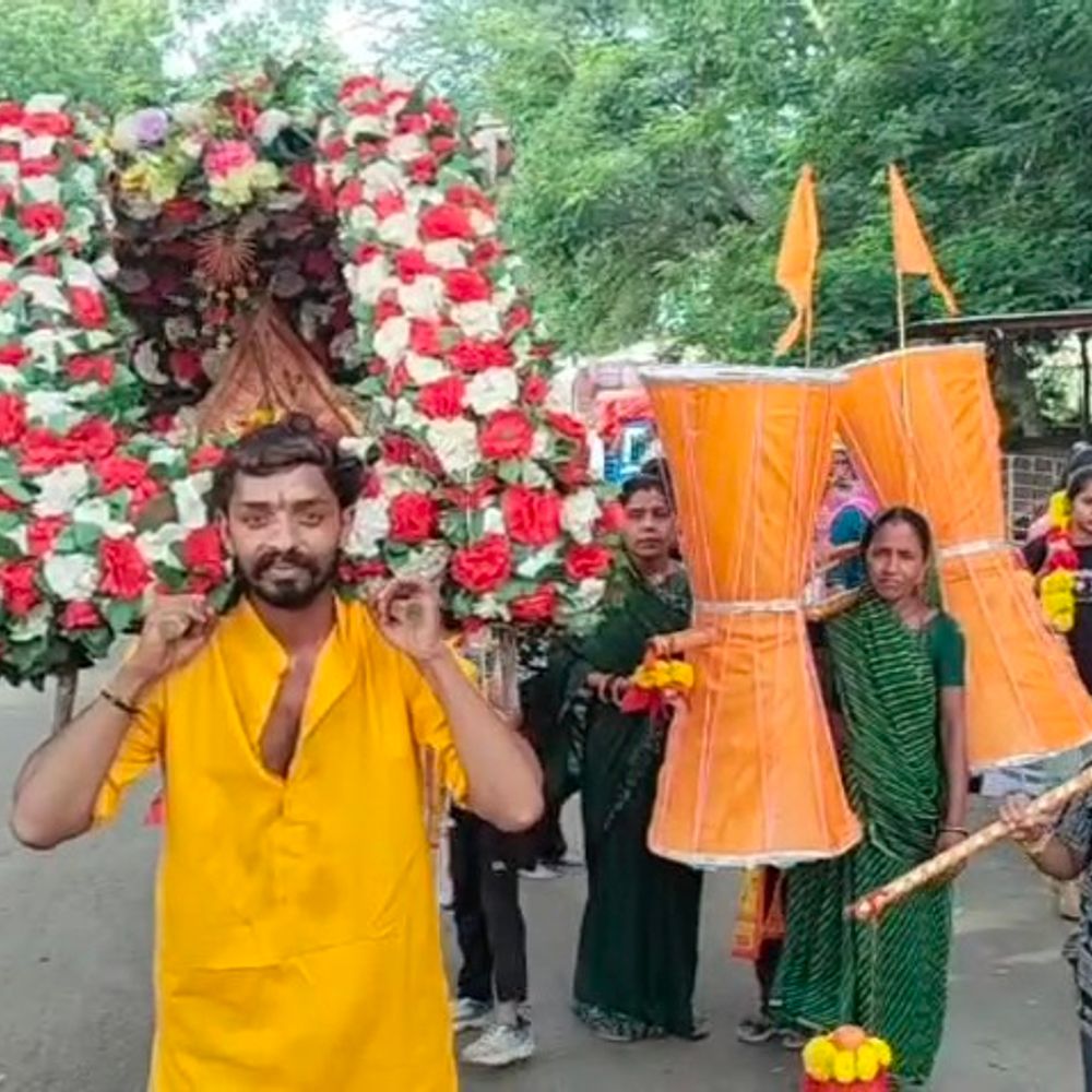 
                 नीमच में मंडल की निकली कावड़ यात्रा:नीलकंठ महादेव मंदिर में किया जलाभिषेक; 'बोल बम' के जयकारों से गूंजा 
            