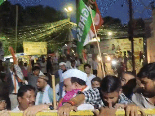पुलिस बैरियर पर चढ़कर भाजपाइयों ने गाया वंदे मातरम:लखनऊ में मशाल लेकर कांग्रेस मुख्यालय की ओर बढ़े, कांग्रेसी पुलिस से भिड़े