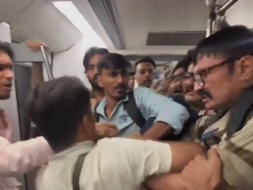 
                 दिल्ली मेट्रो में CISF जवान ने लड़की की तस्वीरें खींची:यात्रियों ने फोन छीना, मारपीट की; आरोप- फोटो डिलीट करने कहा तो बंदूक तानी 
            