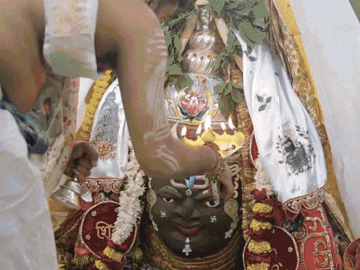 
                 सावन के तीसरे सोमवार शिवमय हुआ उज्जैन, सवारी भी निकलेगी:सावन सोमवार और नागपंचमी पर्व एक साथ, 6 मार्ग 24 घंटे के लिए बंद, टू-व्हीलर भी नहीं जाएगी 
            