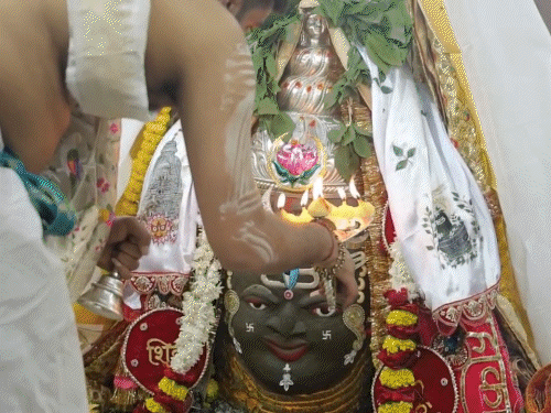 स्वतंत्रता दिवस पर महाकाल मंदिर में बिके 122 क्विंटल लड्डू:6.57 लाख श्रद्धालुओं ने किए महाकालेश्वर के दर्शन; टिकट से 1.07 करोड़ रुपए की आय