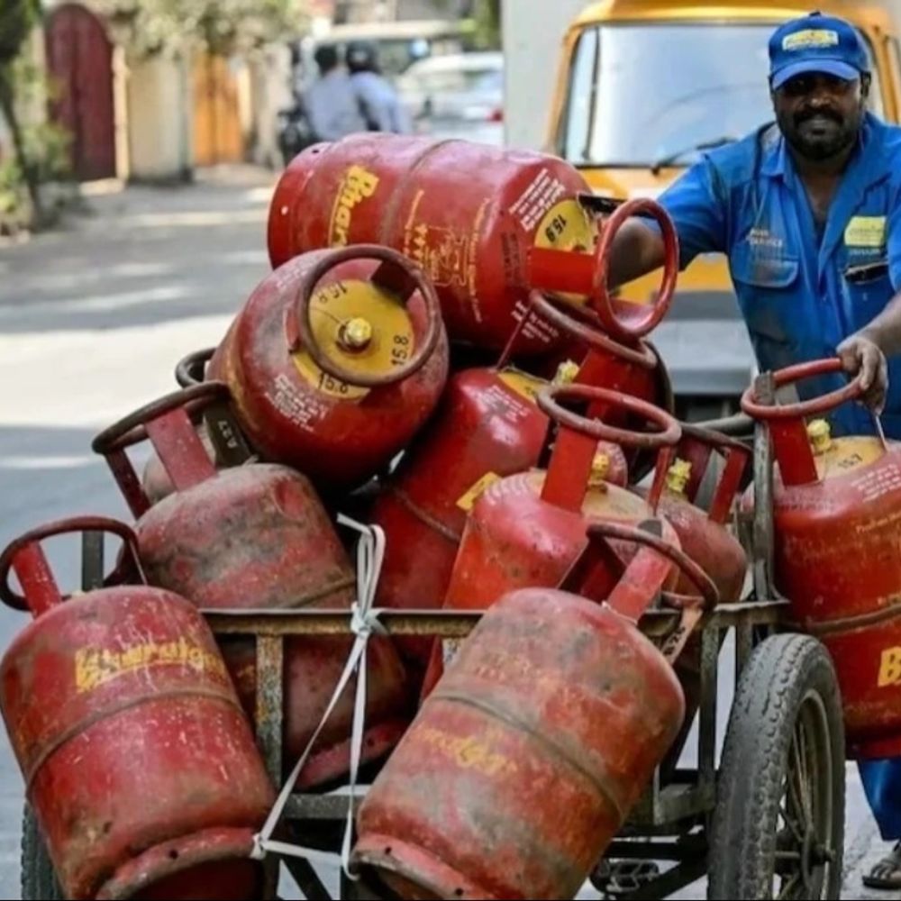 
                 सरकार ने रिफाइनरियों के लिए LPG बनाने लक्ष्य तय किए:रिलायंस को सबसे बड़ा कोटा, संकट में घरेलू सप्लाई बनाए रखने के लिए कदम उठाया 
            