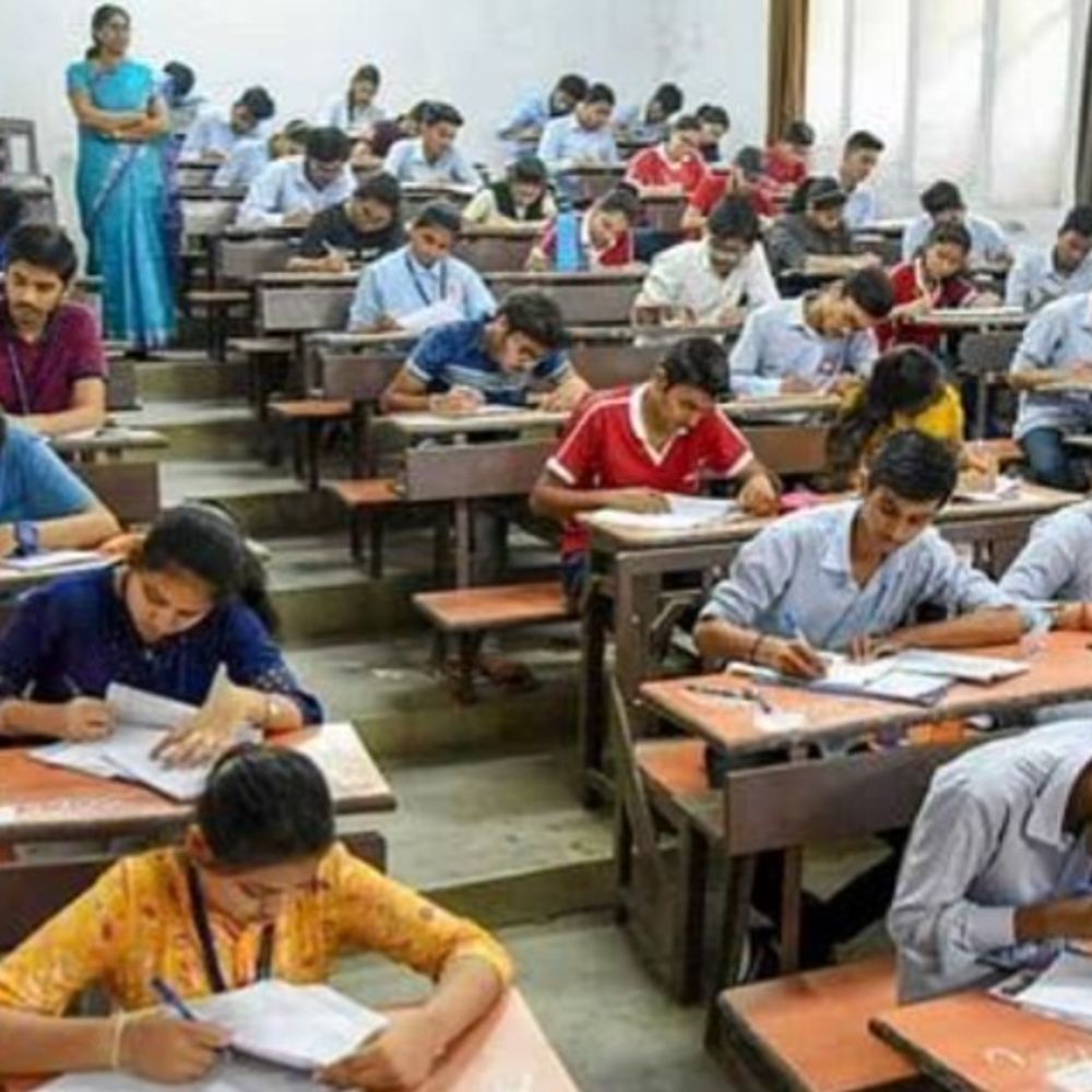 
                 NTA ने UGC-NET एग्जाम में गलतियां मानी:इंग्लिश, कॉमर्स और सोशियोलॉजी के पेपर में स्पेलिंग और प्रिंटिंग की गड़बड़ी थी; दोबारा एग्जाम कराने का फैसला 
            