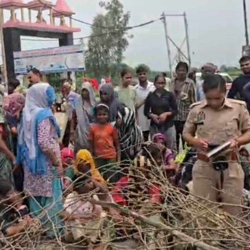 बुलंदशहर में हाईटेंशन लाइन से युवक की मौत:ग्रामीणों ने किया रोड जाम, विधायक ने SDO को निलंबित करने के निर्देश दिए