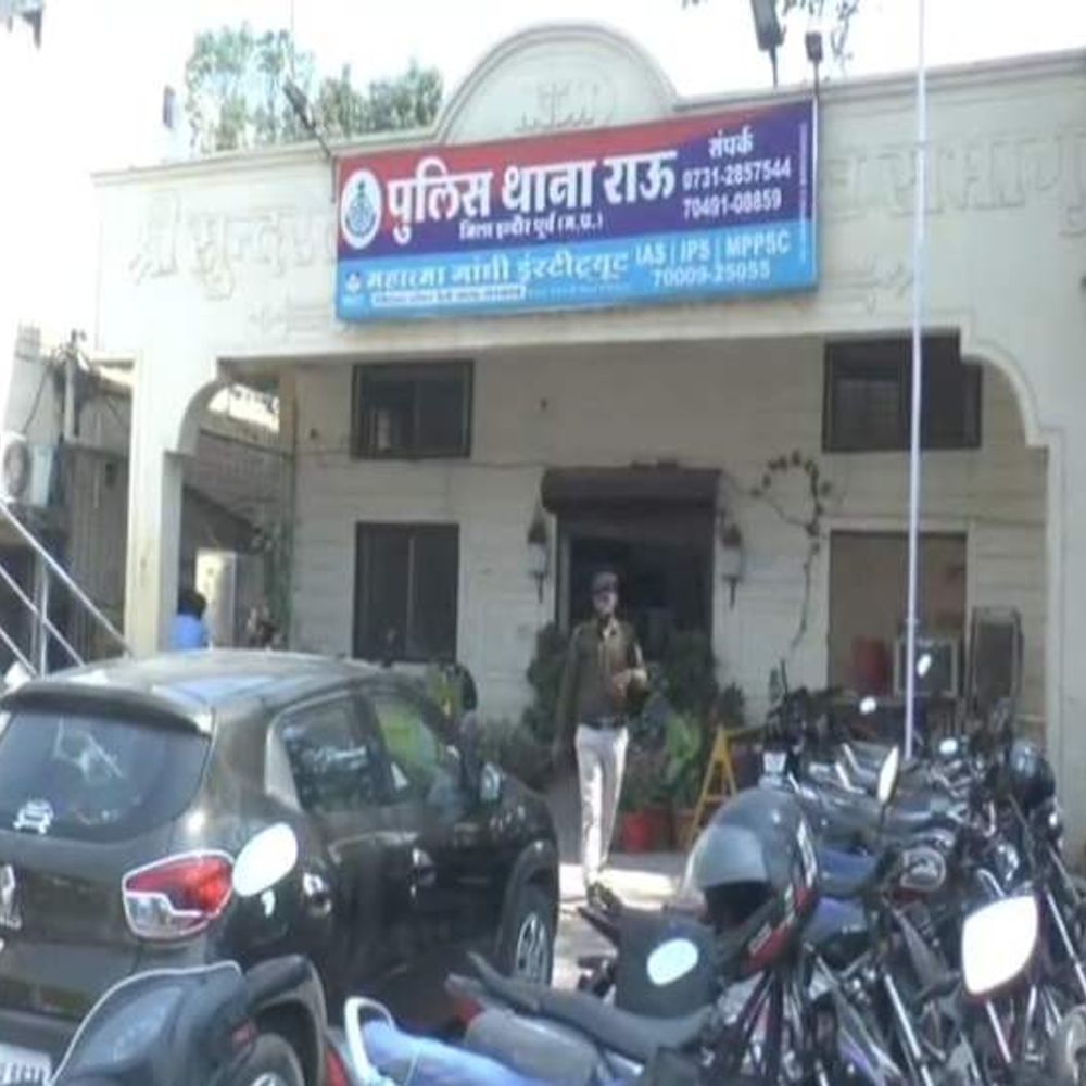 
                 पुलिस को देख खेत मे भागे जुआरी:राउ में बाइक और ताश के पत्ते छोड़ गए; आधा दर्जन से ज्यादा बाइक जब्त 
            