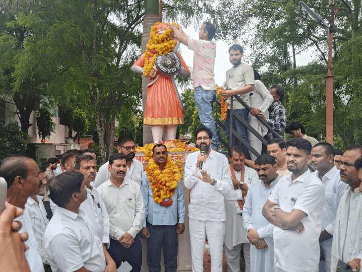 अशोकनगर में लोगों ने रानी अवंतीबाई की जयंती मनाई:पटेल पार्क में प्रतिमा पर माल्यार्पण; महोली आंदोलन में सक्रिय भुमिका निभाने वालों को सम्मानित किया