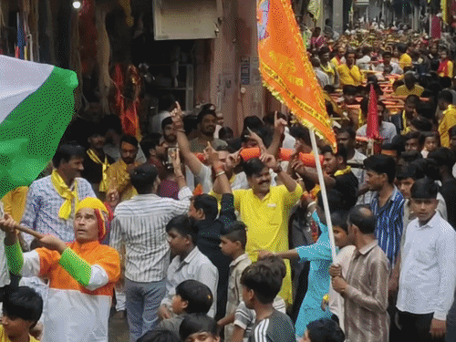 राजगढ़ में तिरंगा लहराते हुए निकली कावड़ यात्रा:युवाओं संग बच्चों ने भी उठाई कावड़, महिलाएं सिर पर कलश लेकर शामिल हुईं