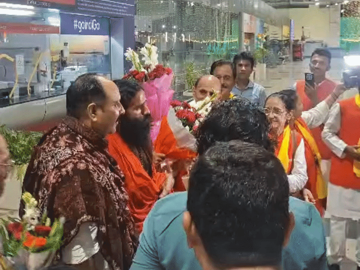 
                 भोपाल एयरपोर्ट पर बाबा रामदेव से मिलने उमड़े भक्त:पंडित प्रदीप मिश्रा भी रहे साथ, उमड़ी भीड़, लगे ‘भारत माता की जय’ के नारे 
            