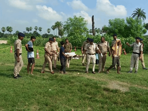 बेगूसराय में युवक की हत्या, स्कूल के पीछे मिली लाश:पहचान छिपाने के लिए चेहरा कुचला, एसपी मौके पर पहुंचे; पोस्टमार्टम रिपोर्ट से खुलेगा राज
