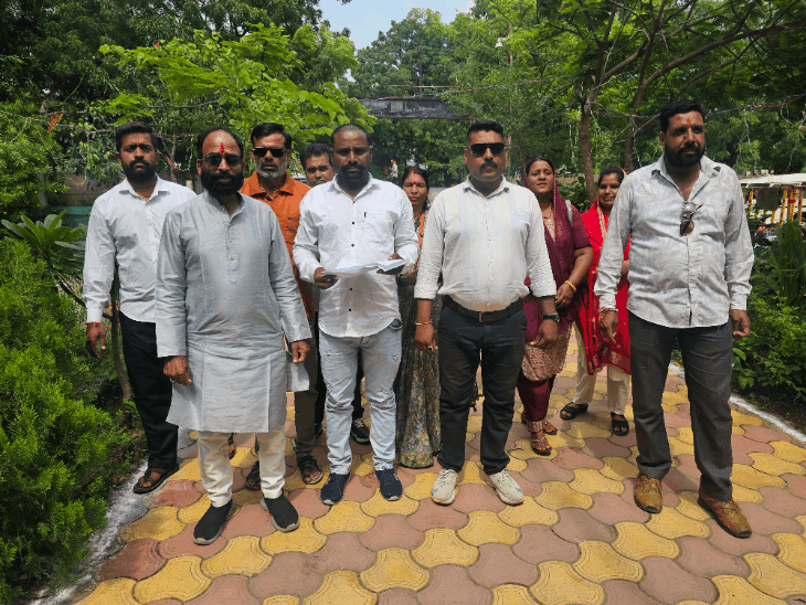 
                 नेता को समाजसेवा और नेतागिरी न करने धमकाया:मंदसौर में वकील बंजारा का आरोप- स्कॉर्पियों से आए थे 4 बदमाश, थाने में शिकायत की 
            