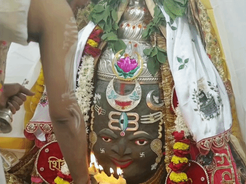 
                 महाकाल की भस्म आरती में हुआ पंचामृत अभिषेक:भस्म अर्पित कर शेषनाग मुकुट, रजत मुंडमाल और रुद्राक्ष माला से किया विशेष श्रृंगार 
            