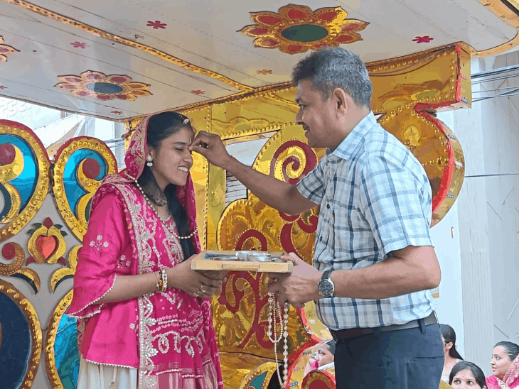 धमतरी की आस्था लुनिया लेंगी दीक्षा:संस्कृत में डिग्री, कंप्यूटर साइंस में इंजीनियरिंग, अब संयम पथ पर बढ़ेंगी, पिता बोले-बेटी ने चुना मोक्ष का मार्ग