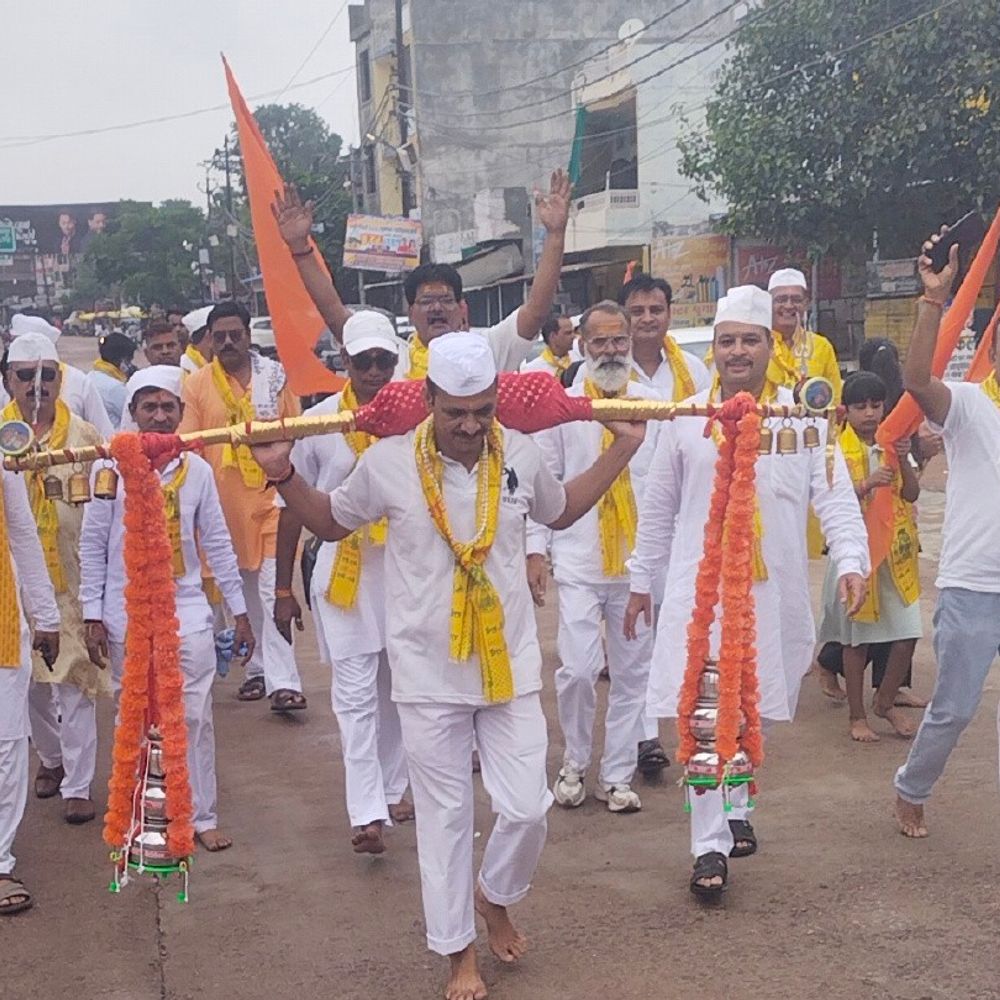 ललितपुर में अमन-चैन की कामना को कांवड़ यात्रा:30 किलोमीटर दूर नीलकंठेश्वर धाम के लिए कांवड़िए रवाना
