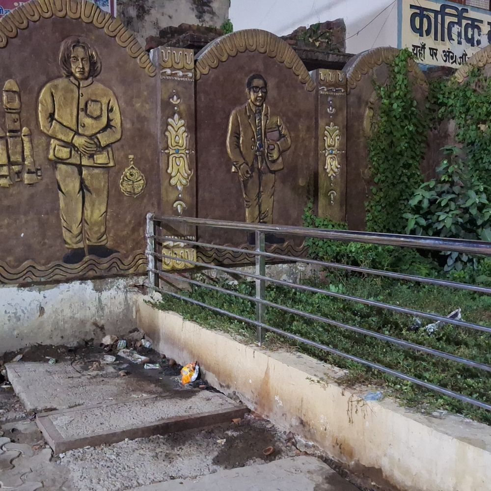 गाजीपुर सिटी स्टेशन पर घास में ढके महापुरुषों के चित्र:रखरखाव के अभाव में स्टेशन की सुंदरता प्रभावित