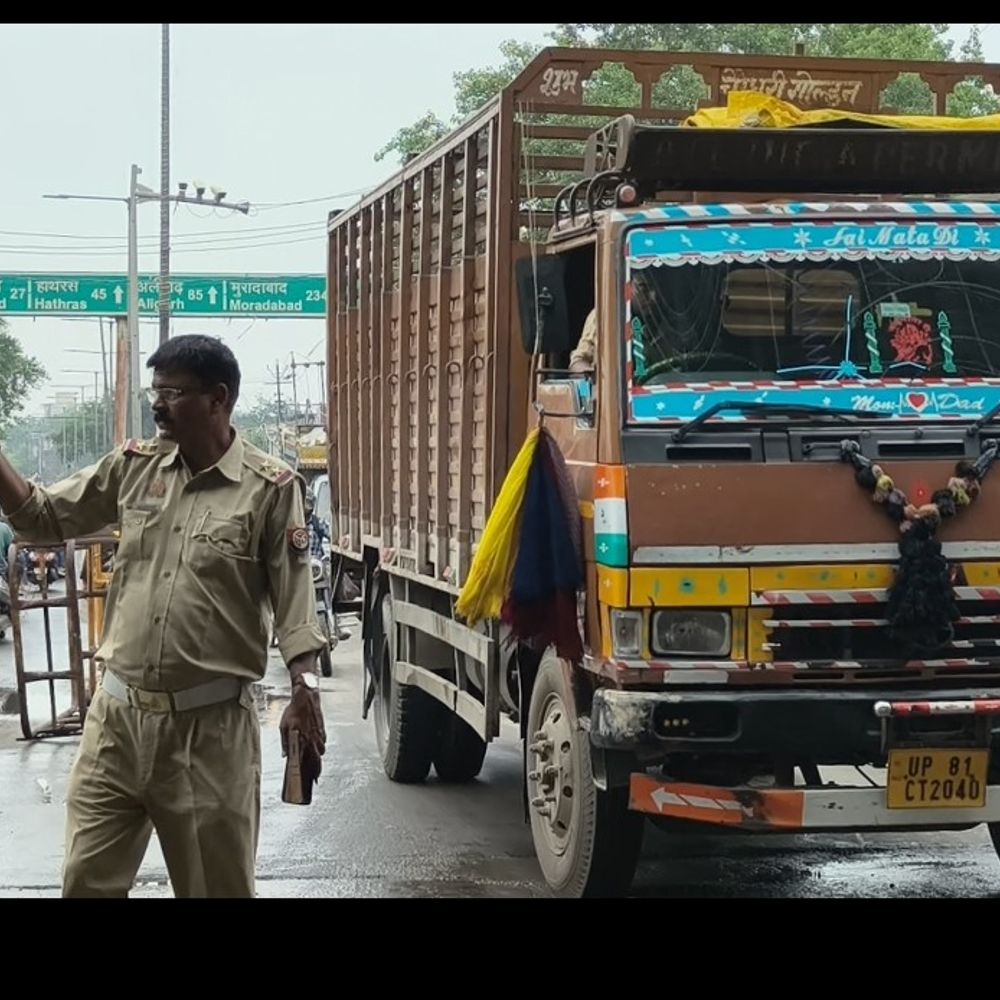 आगरा में कैलाश मंदिर मेले से पहले पुलिस अलर्ट:रामबाग चौराहे पर संभाला मोर्चा, कांवड़ियों की बड़ी संख्या को लेकर रूट डायवर्जन लागू