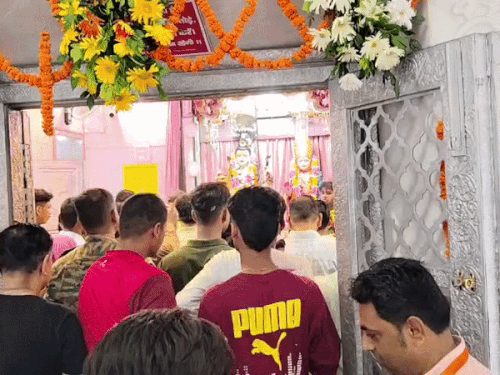 सावन के तीसरे सोमवार को शिवालयों में उमड़ी आस्था:मंगला आरती के बाद से ही मंदिरों में भक्तों की कतार, बेलपत्र लेकर पहुंचे श्रद्धालु