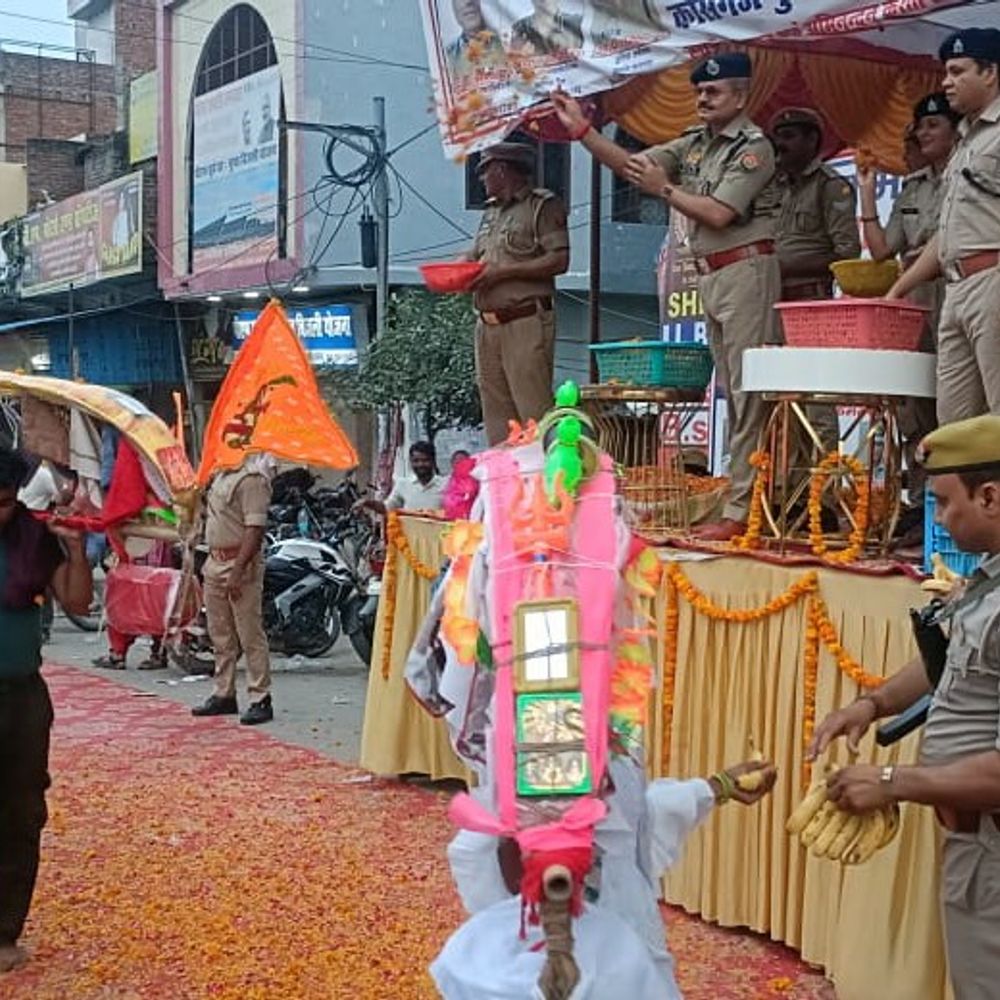 कासगंज पुलिस ने कांवड़ियों पर पुष्प वर्षा कर किया स्वागत:सुरक्षा को लेकर 1 हजार से अधिक पुलिसकर्मी तैनात, कैंप लगाकर बांटी खाद्य सामग्री