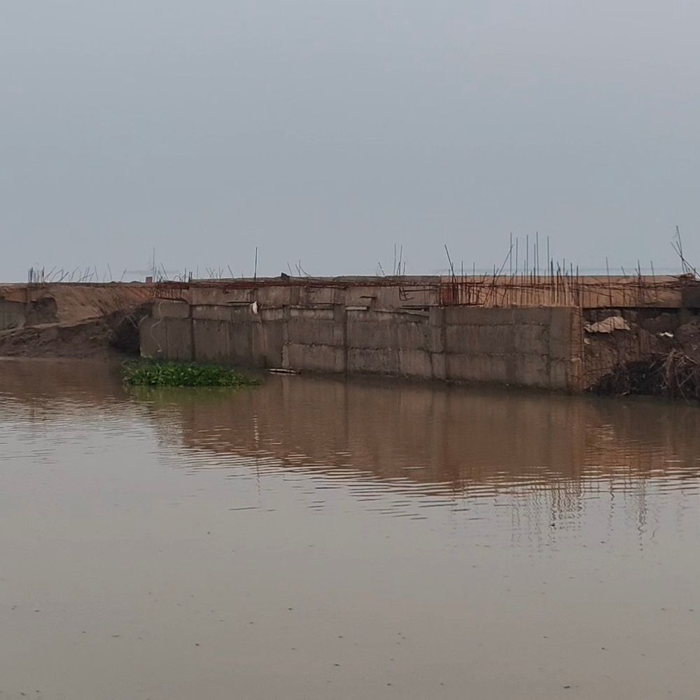 कटिहार में कटाव प्रभावित भूमि पर बना रिवर फ्रंट:चारों ओर से बाढ़ के पानी से घिरा, निर्माणाधीन ढांचे को बचाने में करोड़ों खर्च कर रही सरकार