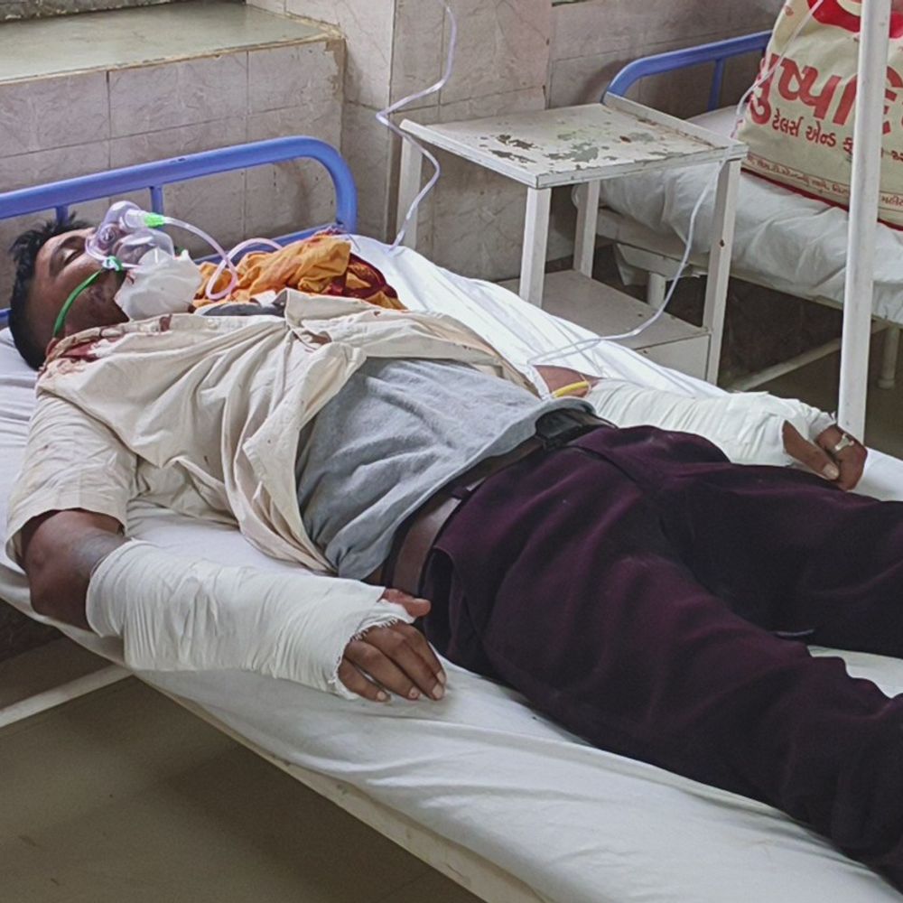 
                 बाइक सवार को वाहन ने टक्कर मारी:राजस्थान के मंडफिया से लौट रहे थे, नीमच जिला अस्पताल में भर्ती 
            