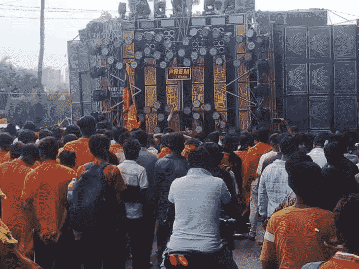 भोला बाबा और बम बम के गाने पर झूमे कांवड़िये:गोरखपुर में 100 KM नाचते गए भक्त, पिपराइच में करेंगे जलाभिषेक; सड़क जाम